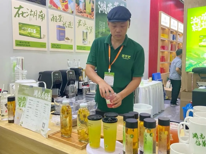 湘茶破圈年輕化：湖南茶博會上傳統茶企的“奶沫+跨界”突圍戰